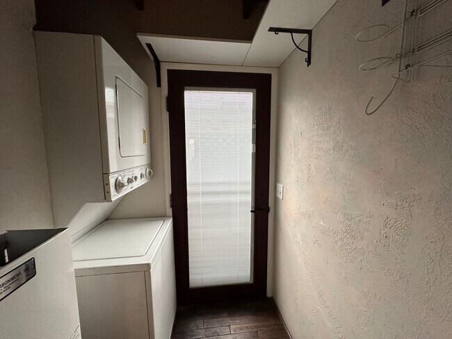 Building Photo - 1 Bed + 1 Bath Cottage | Hollywood By the Sea | Unfurnished