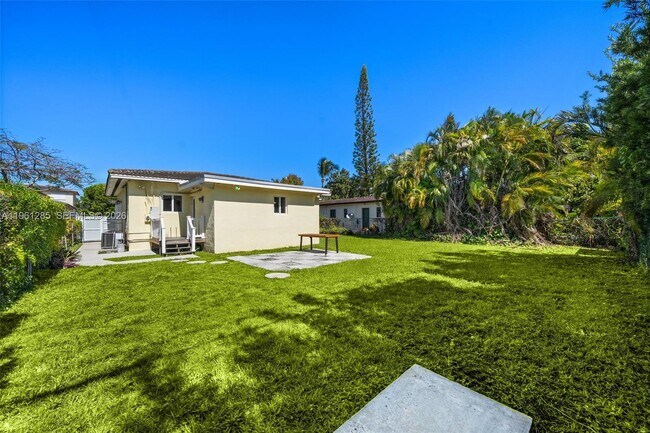 Building Photo - 404 N Shore Dr