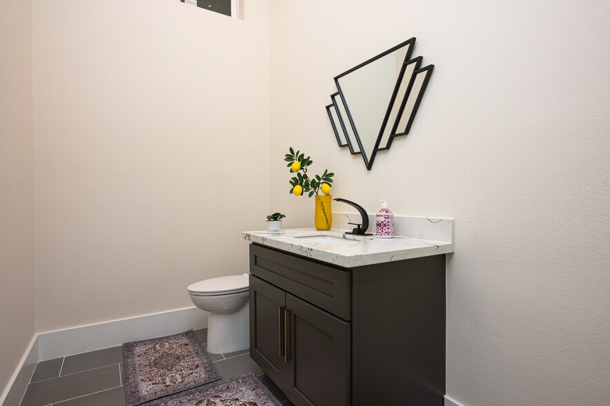 Building Photo - 917 Thompson St