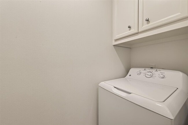 Building Photo - 11504 Main Pine Dr