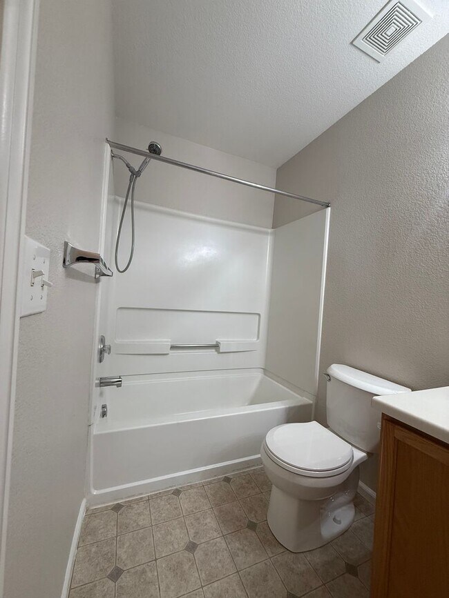 Building Photo - Stylish Comfort and Modern Living in the H...