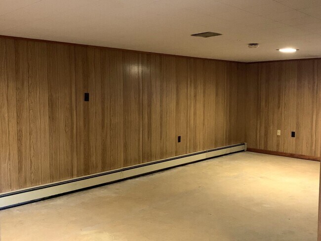 Building Photo - NEW RENT REDUCTION! Charming 3-Bedroom, 1-...