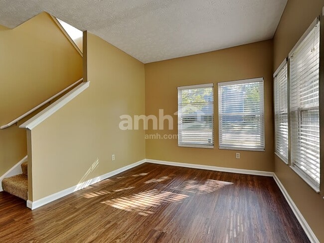 Building Photo - 1115 Sunset Dr