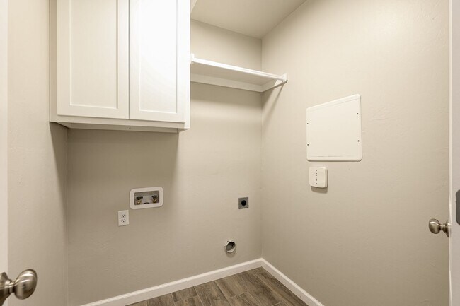 Building Photo - 721 League Cir