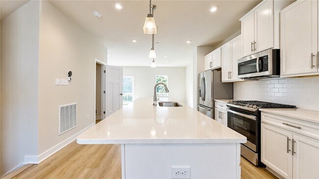 Building Photo - 6804 Sycamore Way