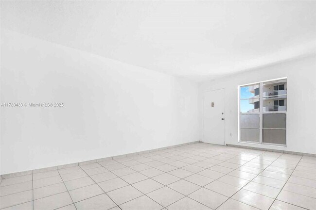 Building Photo - 1340 Lincoln Rd