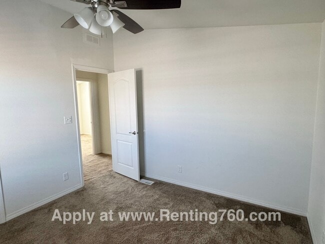 Building Photo - Huge 4 Bedroom Home!!