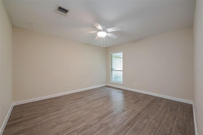 Building Photo - 25907 Glen Loch Dr