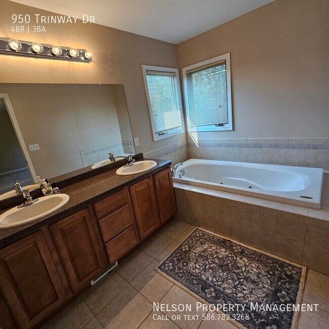 Building Photo - 950 Trinway Rd