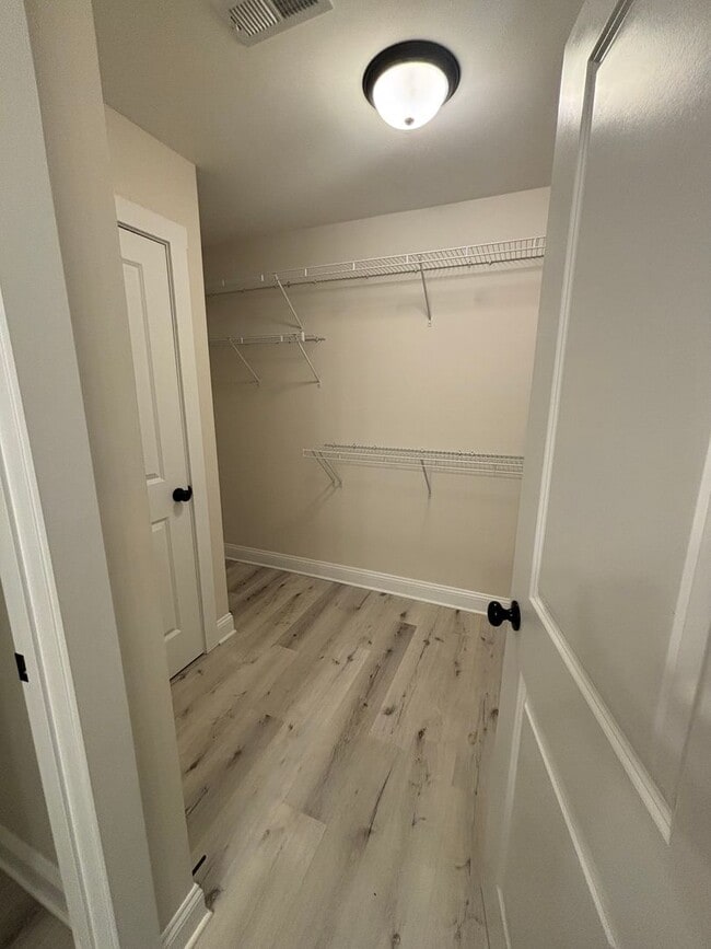 Building Photo - Newly Renovated & Move in ready