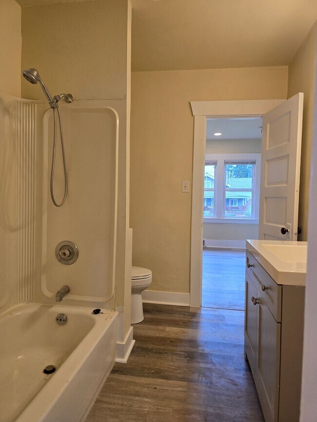 Building Photo - 2 Bedroom Duplex with Basement & 2-Car Garage