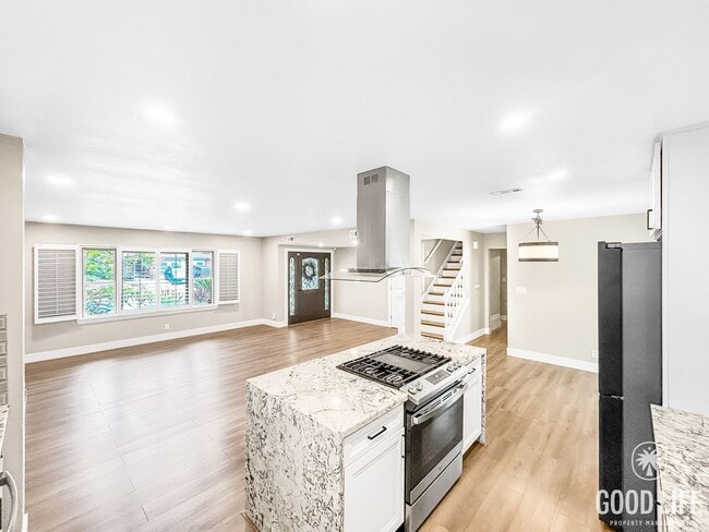Building Photo - Stunning 4BD/2.5 BA W/ Large Backyard and ...