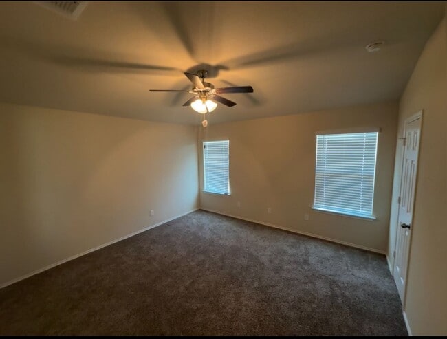 Building Photo - AVAILABLE NOW !