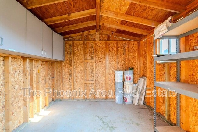 Building Photo - 3231 N Woodburne Dr