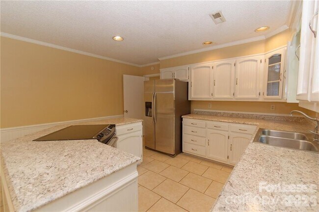 Building Photo - 416 W Pine St