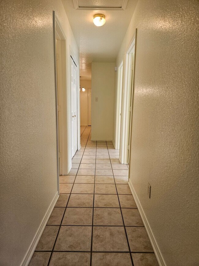 Building Photo - 3015 Cantabrian Dr