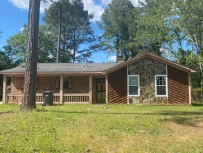 Building Photo - 2105 Vail Dr