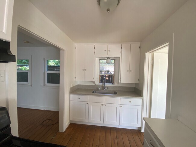 quaint kitchen - 189 S Roosevelt Ave