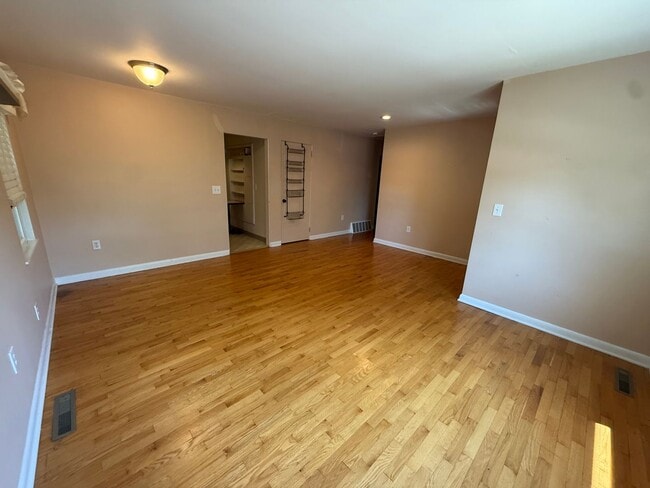 Building Photo - 3 bed 2 bath house for rent