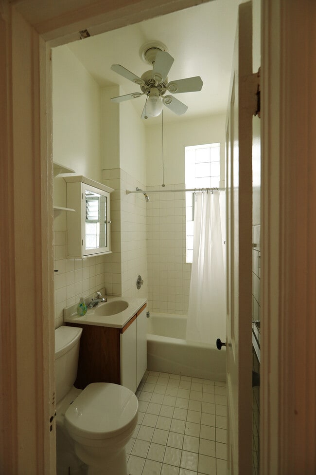 Building Photo - 833 N Winchester Ave