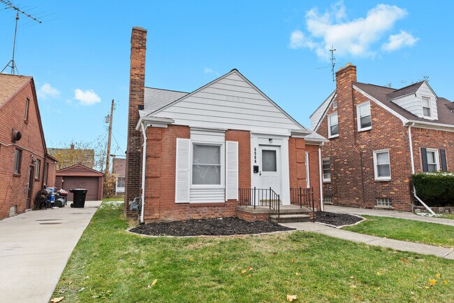 Building Photo - 5566 Haverhill St