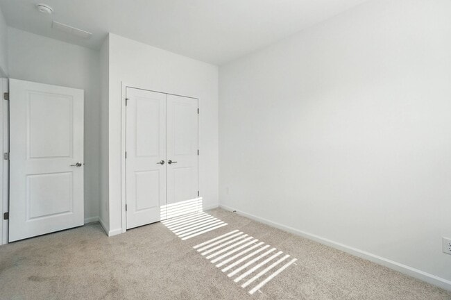 Building Photo - Brand-new three-story townhome in the Univ...
