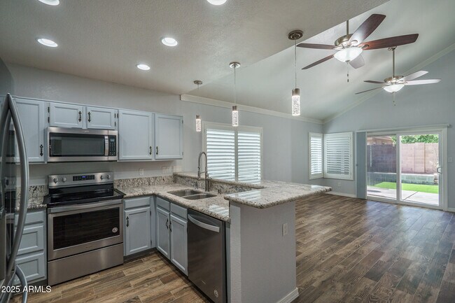 Building Photo - 6820 S Roosevelt St