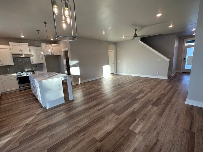 Building Photo - New Pahlisch Home in Petrosa! Pets Welcome...