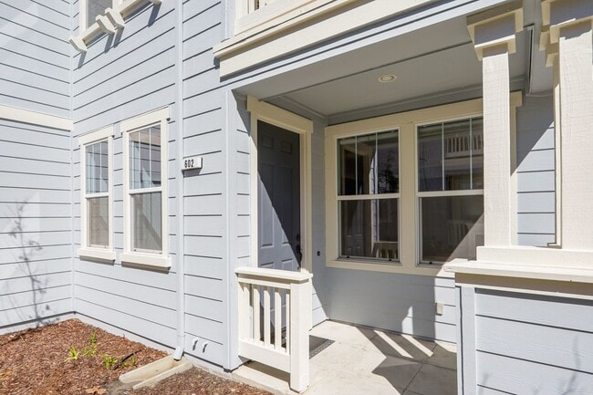 Building Photo - 3 Bed / 2.5 Bath beautiful end unit townhome with tons of upgrades. YouTube Tour!!