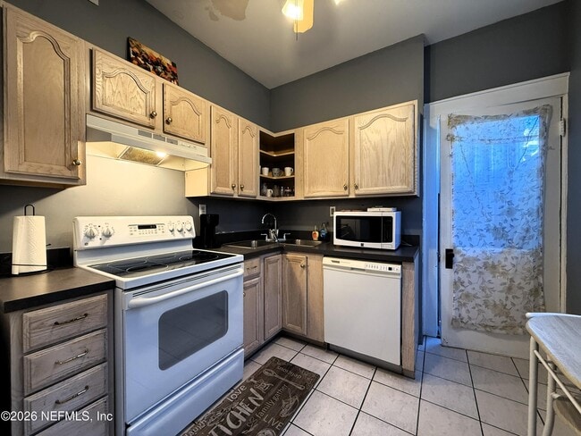 Building Photo - 146 W 6th St