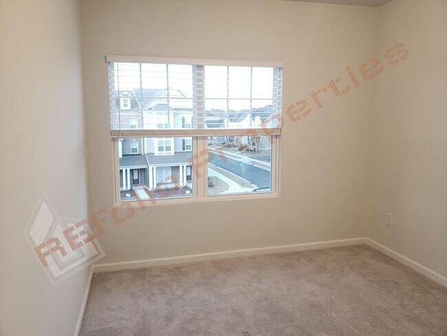 Building Photo - Luxury 3 Story 4 BD/3.5 Bath Townhome @ Sm...