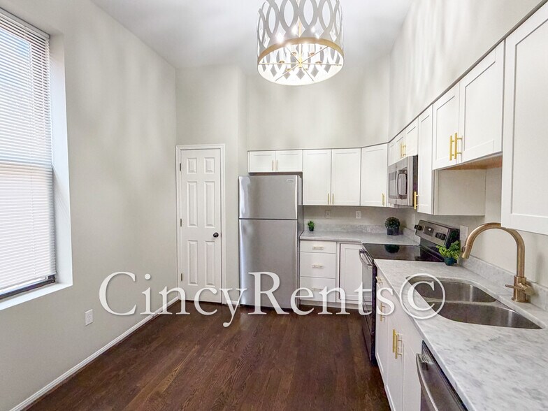 Building Photo - 422 Clark St