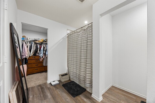 Building Photo - 5455 Desert Gln Dr