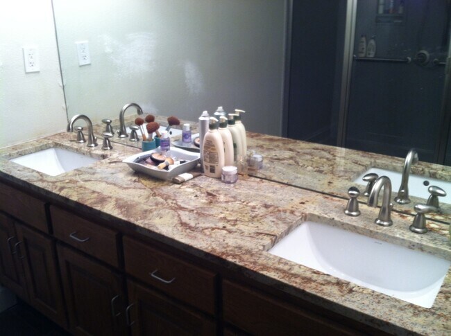 Building Photo - 3/2/2 Fenced yard, gunite pool and spa