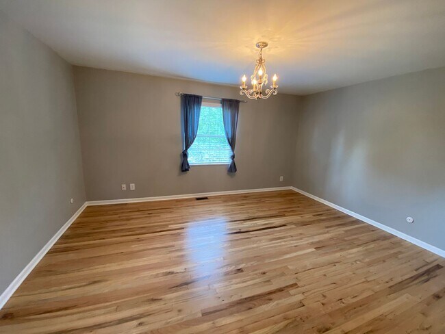 Building Photo - River-front condo, UA schools, 2 BR/1.5 BA