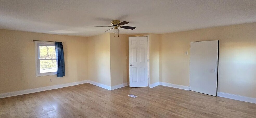 Building Photo - 3810 Golfview Dr