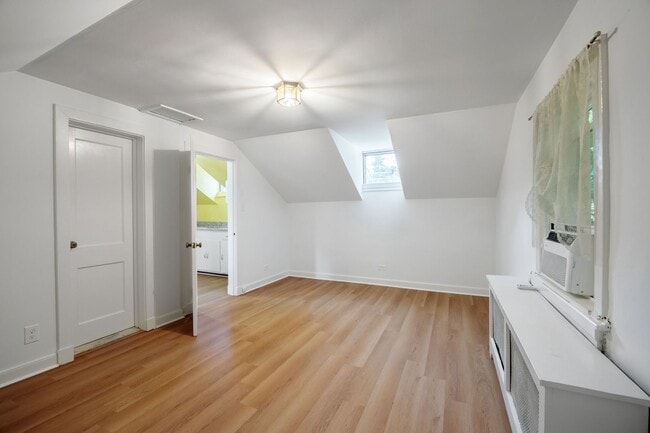 Building Photo - Quaint 1 Bedroom/1 Bathroom Cottage Style Apartment in Richmond ***Available NOW***