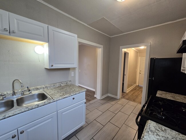 Building Photo - 214 Edwards St