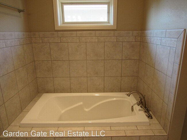 Building Photo - 3 br, 2 bath House - 841 Recluse