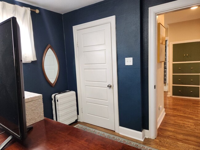 Building Photo - Victorian Style Home Rent Ready!!