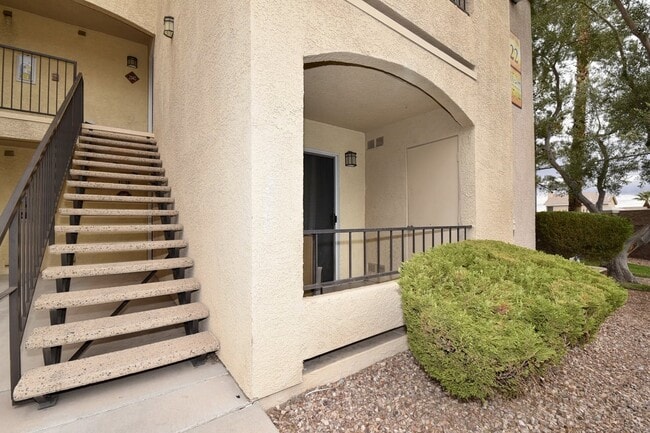 Building Photo - 1 Car Garage | Gated Community | 1st Floor Unit