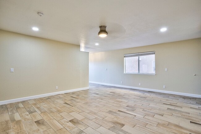 Building Photo - Fantastic 3 bed condo