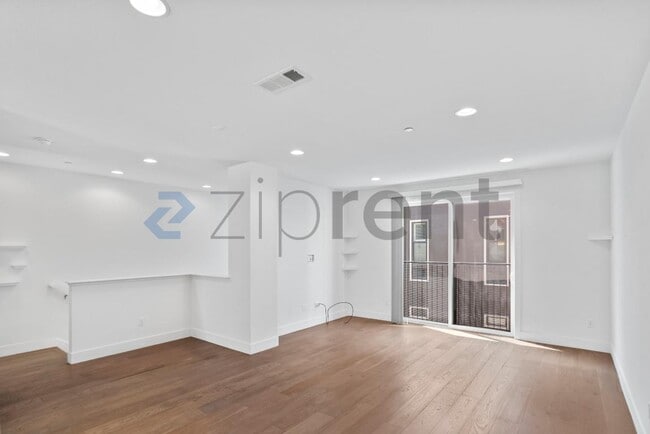 Building Photo - Unit