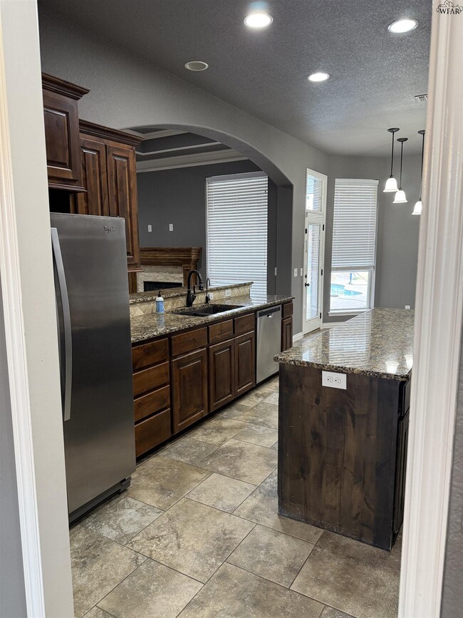 Building Photo - 5011 Lantana Dr