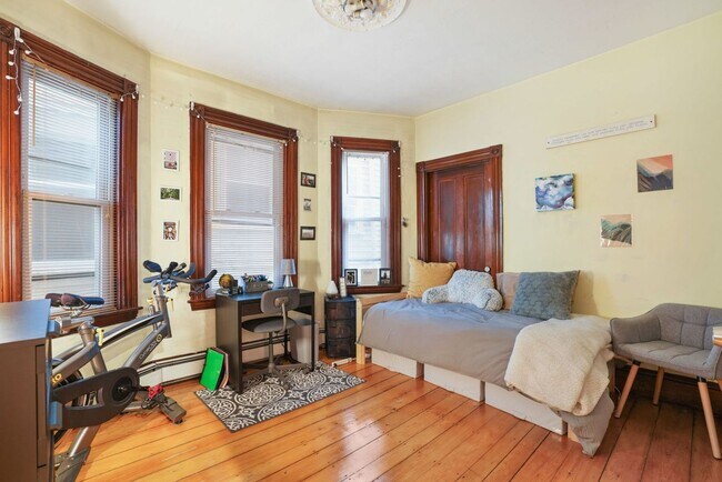 Building Photo - Great Mission Hill 4 bed