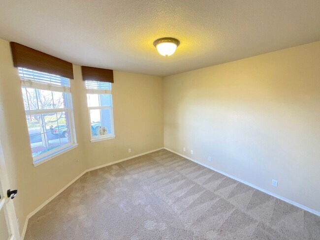 Building Photo - 5 Bedroom Home Available Near Rangewood Dr & Vickers Dr!