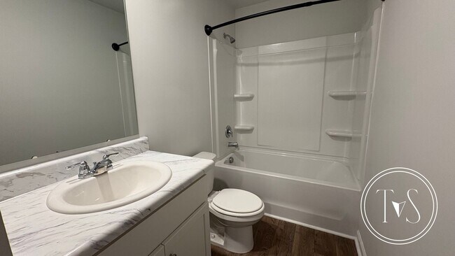 Building Photo - RATE DROP ALERT (was $2240/month) and SUMM...