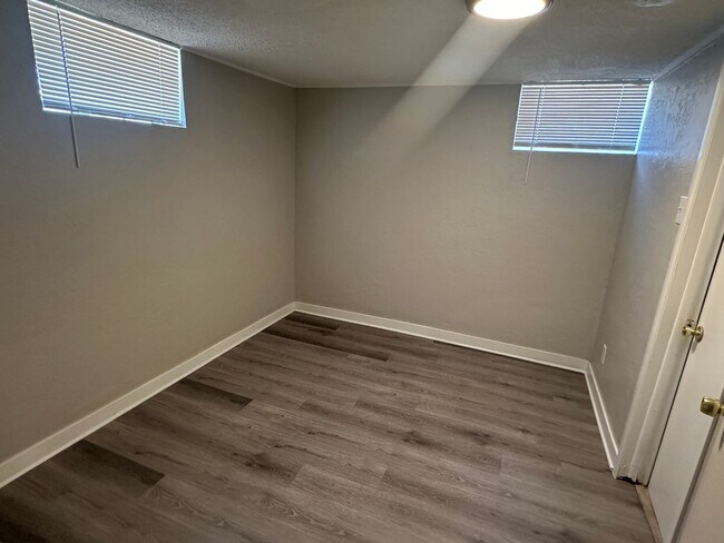 Building Photo - Fantastic 4 Bed 2 Bath 2 living rooms - Available 4/10/26