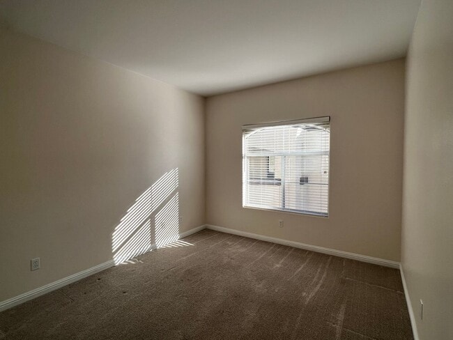 Building Photo - BEAUTIFUL UPGRADED CONDO/MANY AMENITIES - 3 BED, 2 BATH