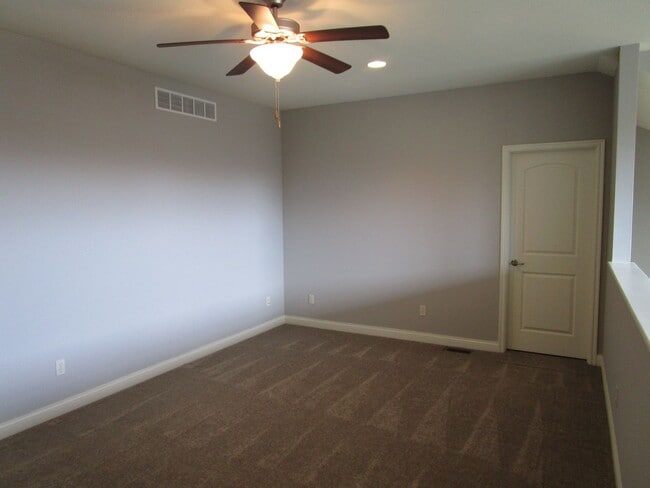 Building Photo - Bright 3BR Townhome with Bonus Room - Available July 17!!